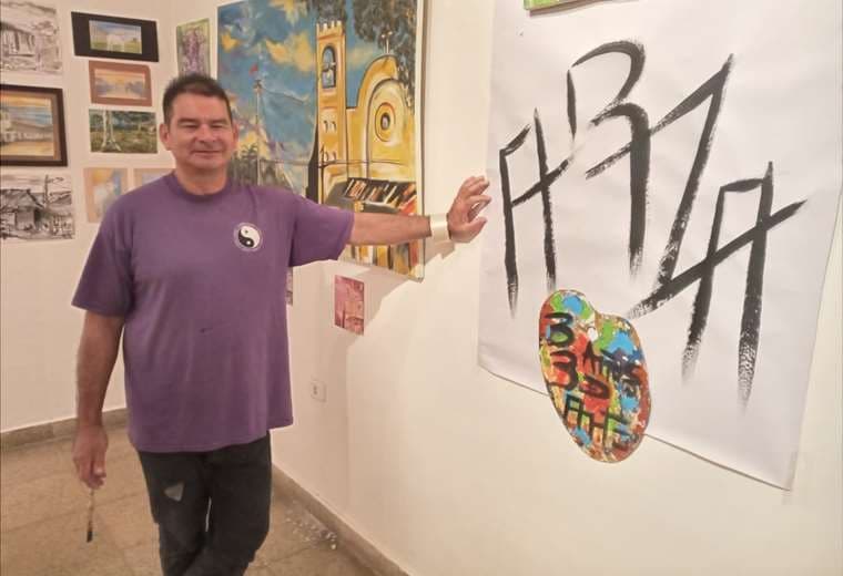 Pablo Arza junto a una de sus obras en el MAC