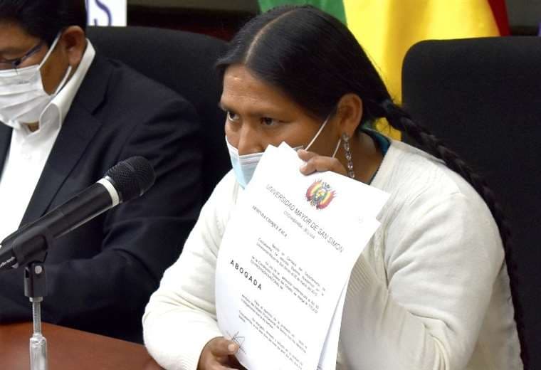 La flamante directora de AASANA muestra su título profesional de abogada (Foto: OOPP) 