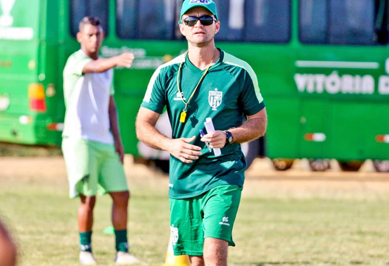 Joaquín Monaterio dirigió el año pasado un equipo brasileño. Foto: ELDEBER