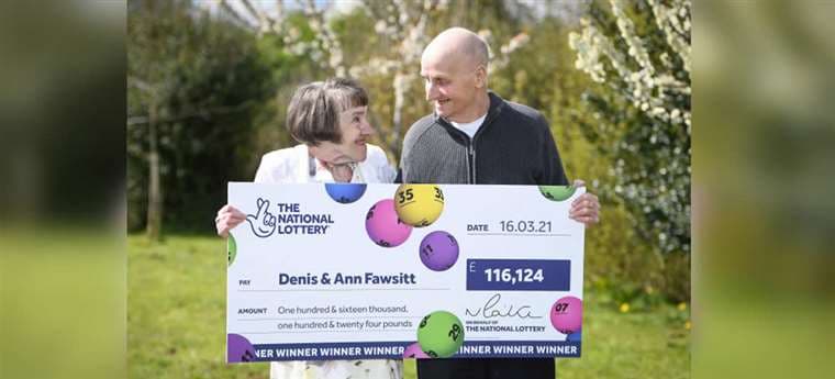Abuelitos ganan la lotería 