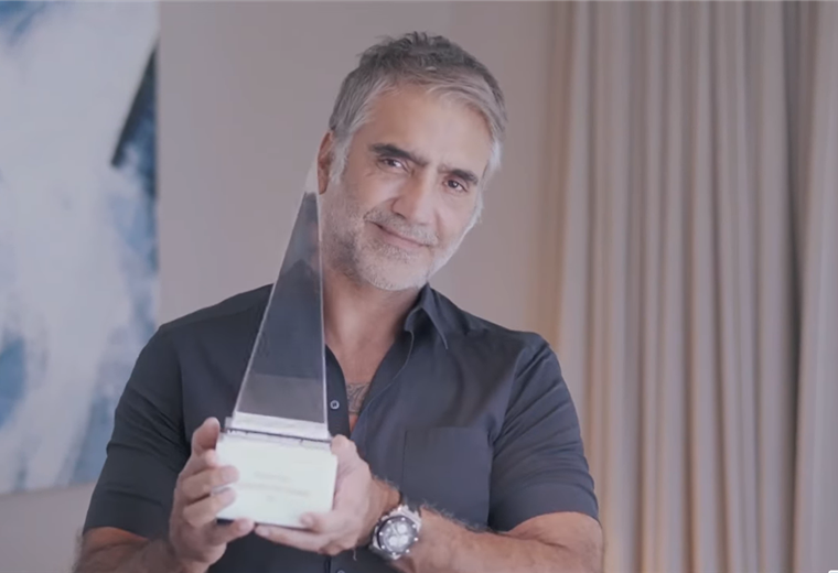 Alejandro Fernández recibió el premio Ícono aislado por el virus