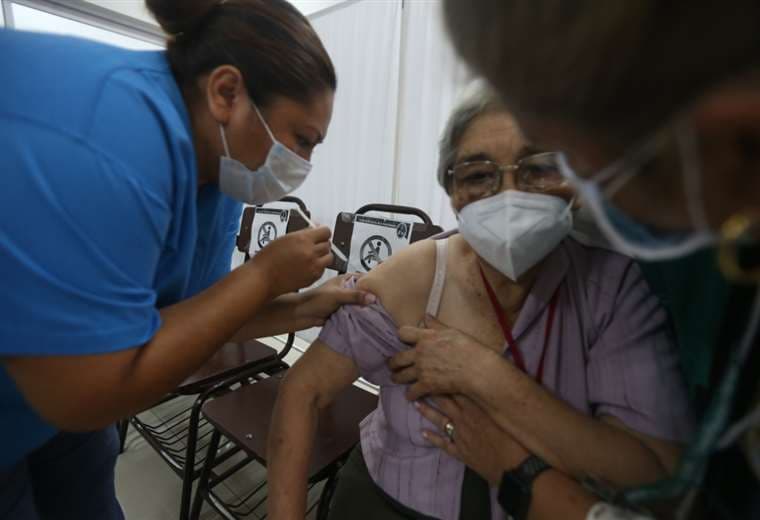 Covid-19: largas filas en el 1º día de vacunación a mayores de 80 años. Fotos: F. Landívar