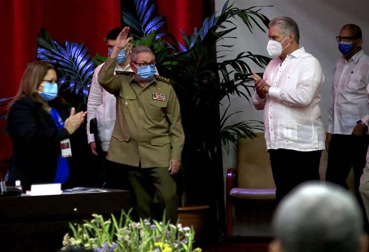 Partido Comunista cubano pone en la mira la economía y la "subversión" en internet