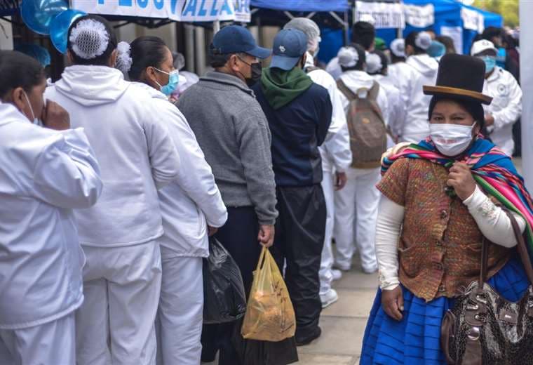 Foto ABI: personas esperando pruebas de coronavirus en Bolivia