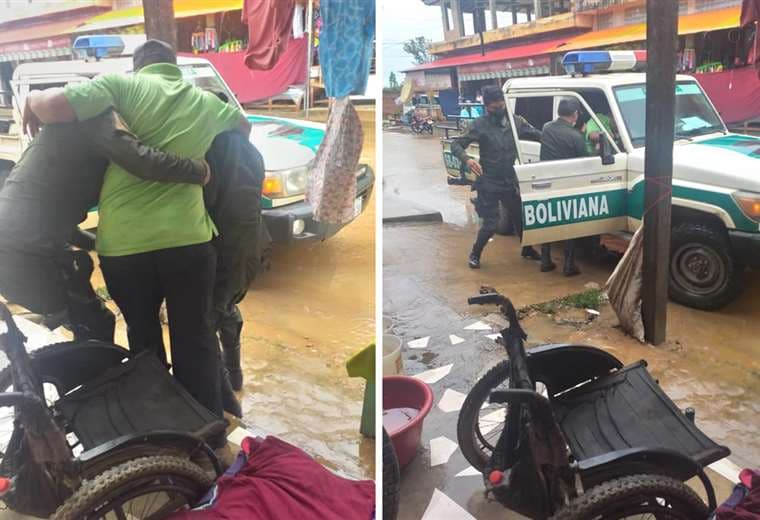 Policía ayudando a un anciano que tenía dificultades para movilizarse en su silla de rueda