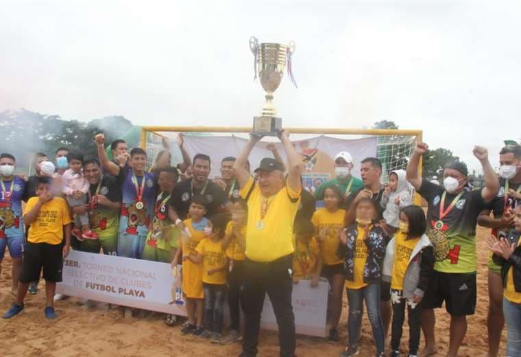El equipo de Salud Santa Cruz con el trofeo de campeón. Foto: Juan C. Torrejón
