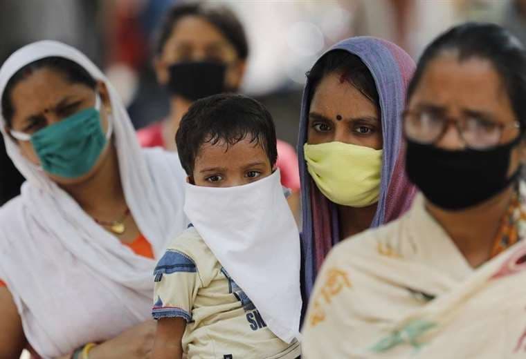 India, con 1.300 millones de habitantes, reportó un récord de 273.810 contagios el lunes