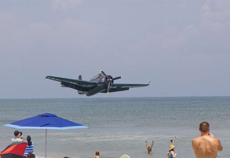 Imágenes del avión aterrizando en la playa