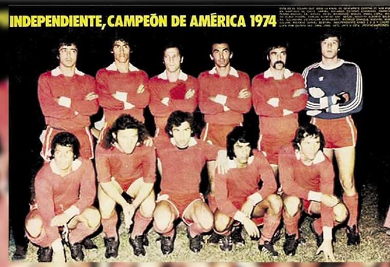 Una formación similar de Independiente enfrentó a un combinado local en 1974