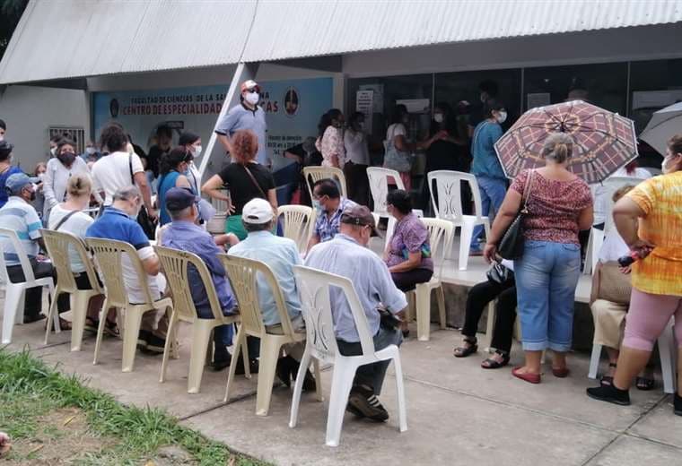 Gran cantidad de personas en los centros de vacunación. Foto. Leyla Mendieta 