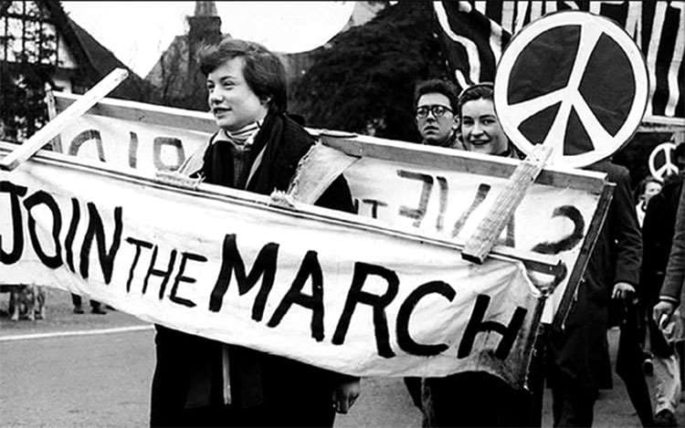 . Imagen de la marcha de 1958 donde se estrenó el símbolo