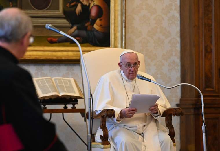 Francisco invitó a los católicos a participar en un "maratón de oración". Foto AFP 