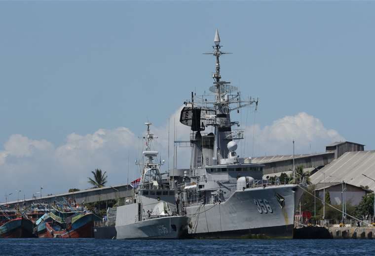 Barcos de la armada se suman a la búsqueda. Foto AFP 