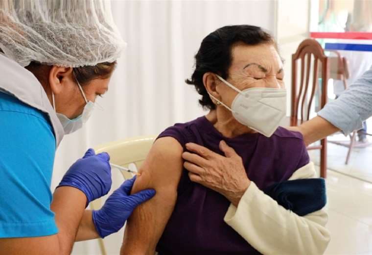Actualmente, se está vacunando a personas de la tercera edad, de más de 80 años