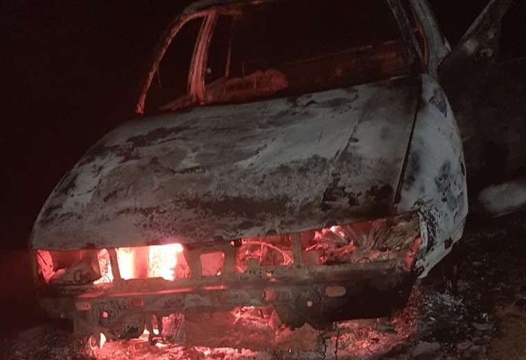El vehículo fue consumido por el fuego en una calle del barrio Mapaizo