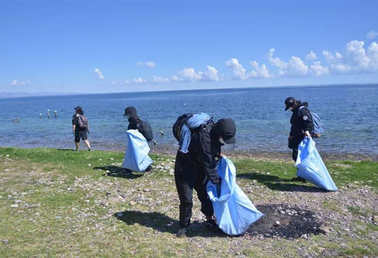 En Día de La Madre Tierra, limpian el lago Titicaca, el Piraí y otros sitios turísticos