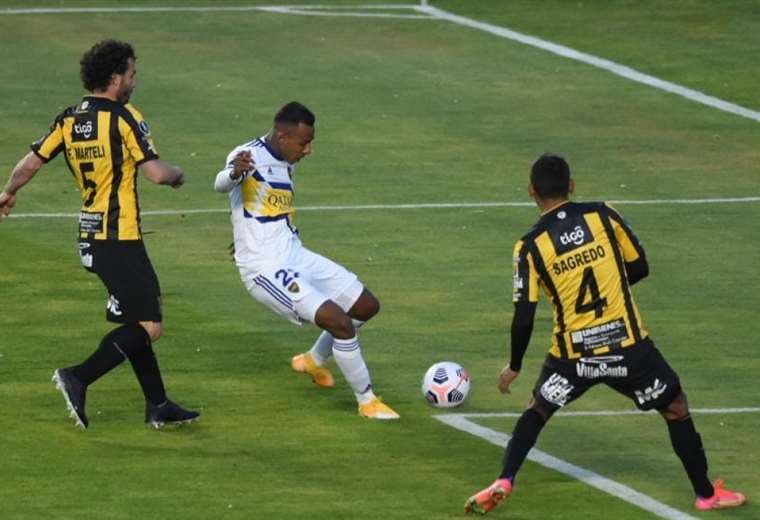Sebastián Villa en la jugada que marcó el gol de la victoria. Foto: APG Noticias