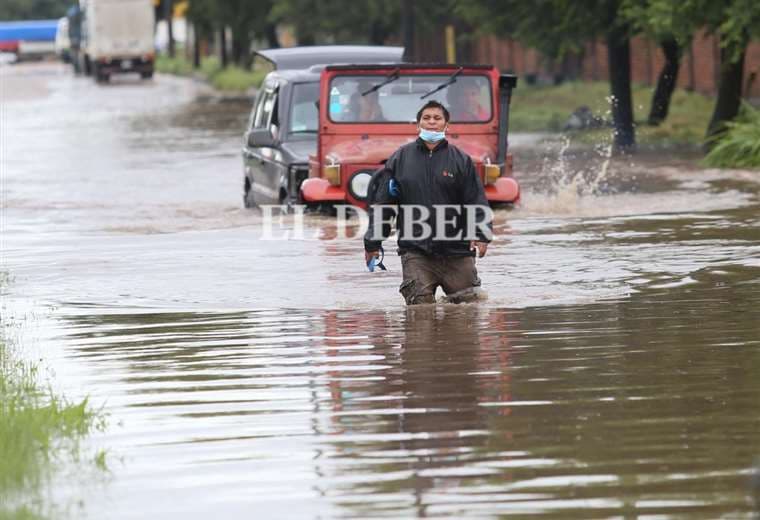 La lluvia afectó a numerosos transeuntes en la ciudad. Foto: J. Ibáñez