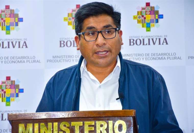 Huanca al momento de informa sobre las nuevas disposiciones 