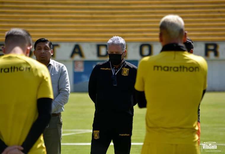 Luis Orozco, con barbijo, durante la práctica del Tigre. Foto: Prensa The Strongest