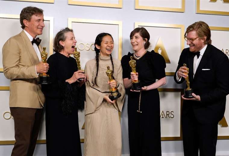 El equipo de Nomadland, que ganó como mejor película. Foto: AFP