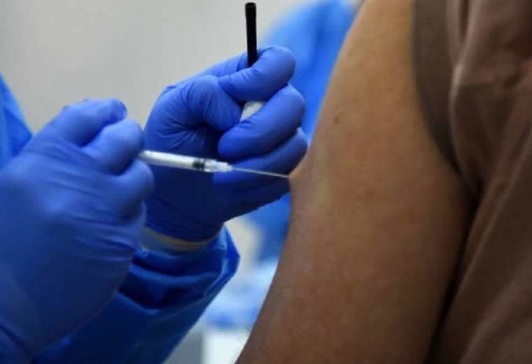El enfermero pinchó el brazo del paciente, pero no inyectó la vacuna. Foto. Internet 