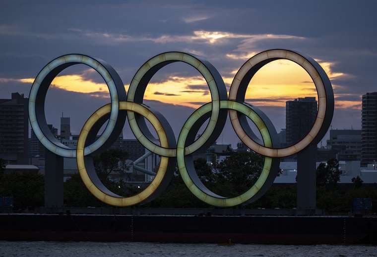 Los anillos olímpicos en Tokio. Foto: AFP