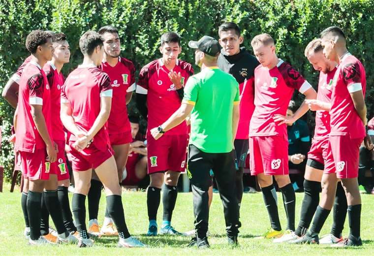 Thiago Leitao dando instrucciones a jugadores de Palmaflor. Foto: Palmaflor