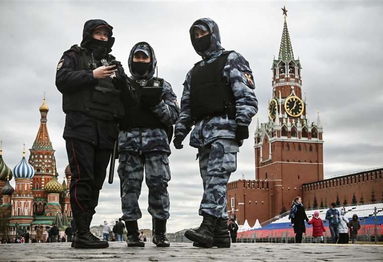 Policías rusos en el centro de Moscú. Foto AFP 