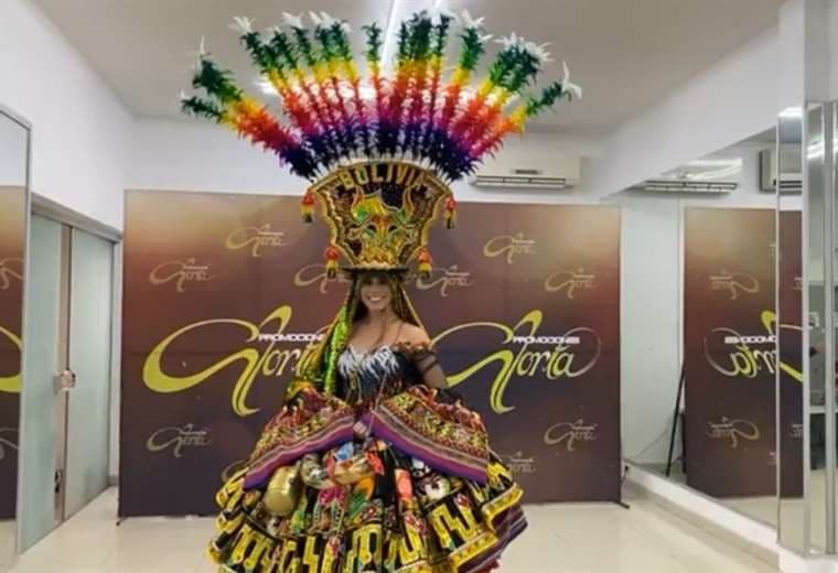 Presentación del traje típico de la Miss Bolivia