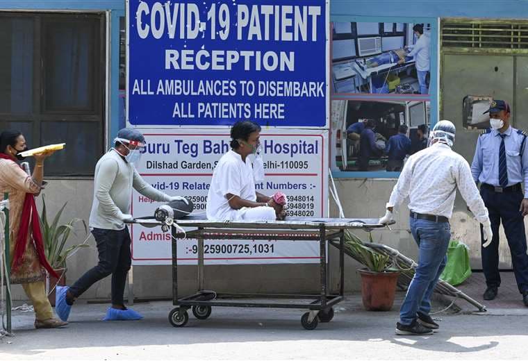 Un paciente es ingresado a una sala covid. Foto AFP