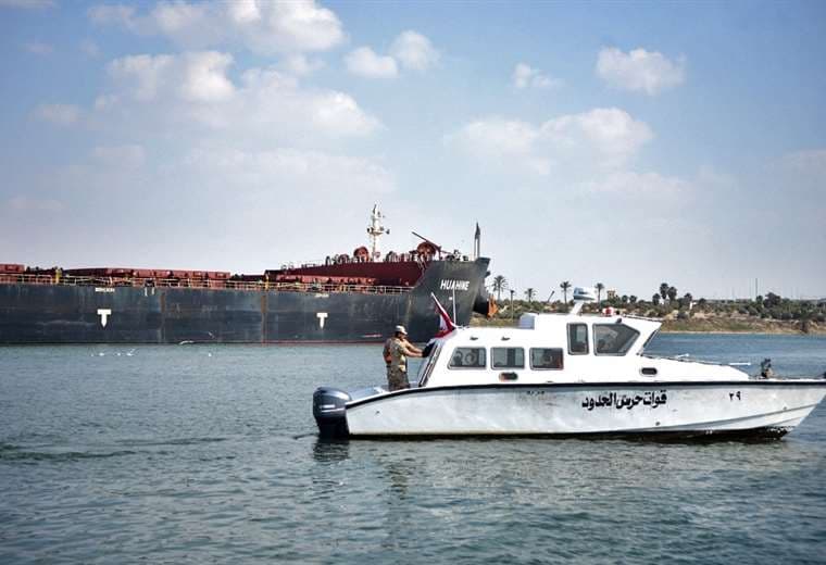 Guardacostas patrullan por el Canal de Suez /ArchivoAFP