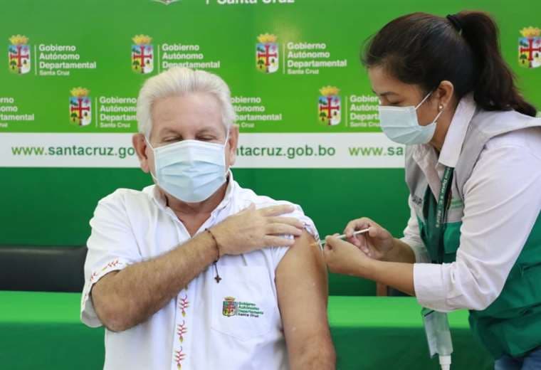Rubén Costas recibe la primera dosis de vacuna. Foto: JC. Torrejón