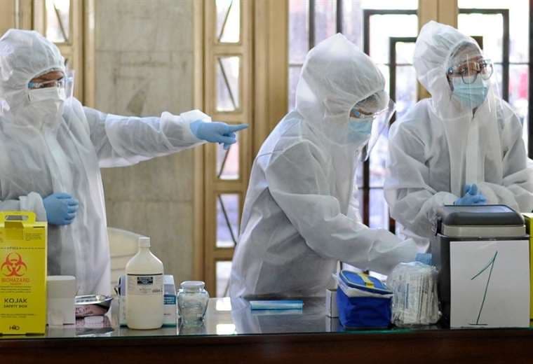 Los equipos de vacunación en el monoblock de la UMSA (Foto: AFP) 