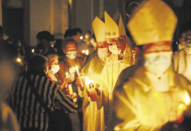 Los sacerdotes y los feligreses estuvieron con barbijo en las celebraciones de Semana Sant