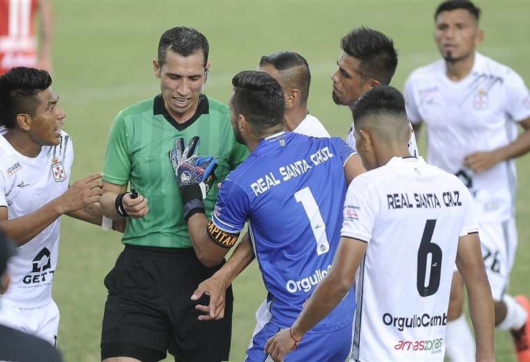 Los jugadores de R. Santa Cruz le reclaman a árbitro Jorge Justiniano. Foto: APG Noticias 