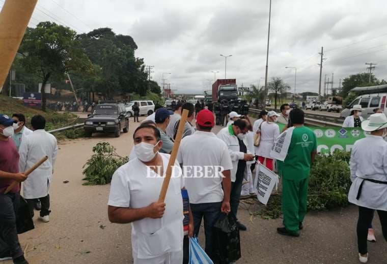 Médicos bloquean la ruta al norte/Foto: Juan Carlos Torrejón