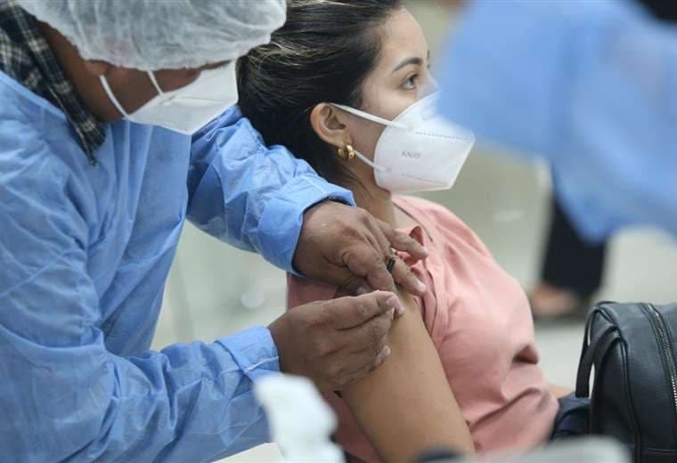 Santa Cruz espera vacunas para atender a la población mayor de 60 años. Foto: internet