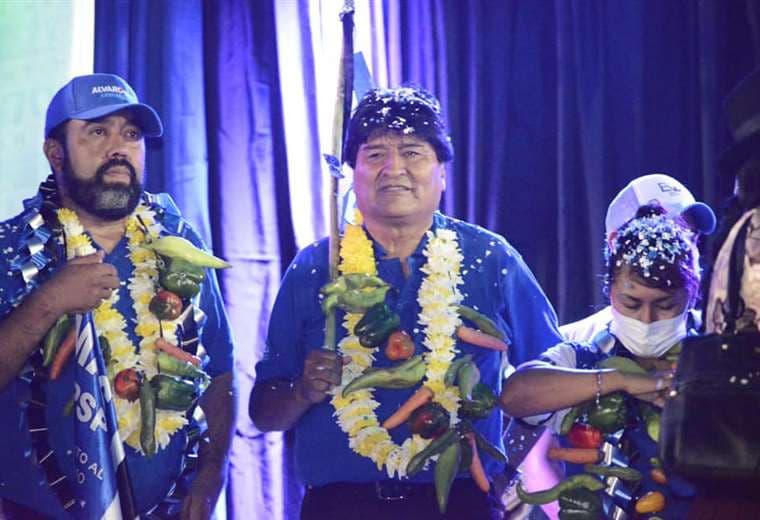 Evo Morales junto al candidato a gobernador del MAS en cierre de campaña en Yacuiba 