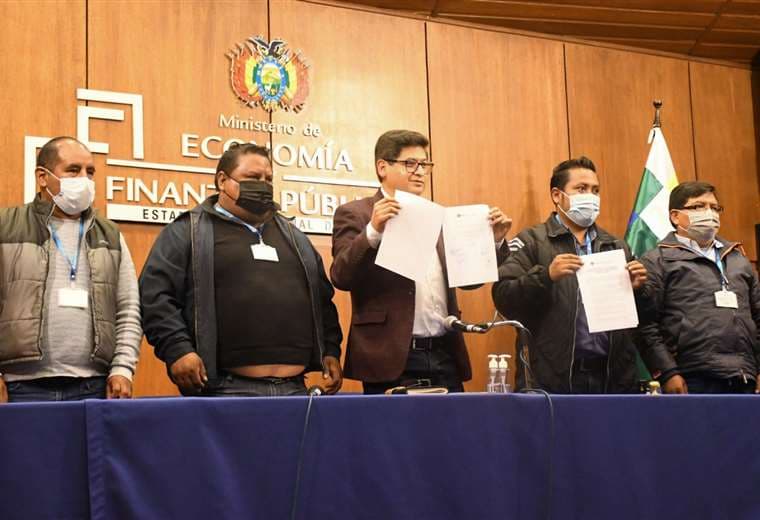 Gobierno y Fencootrans muestran el acuerdo alcanzado (Foto: Ministerio de Economía)