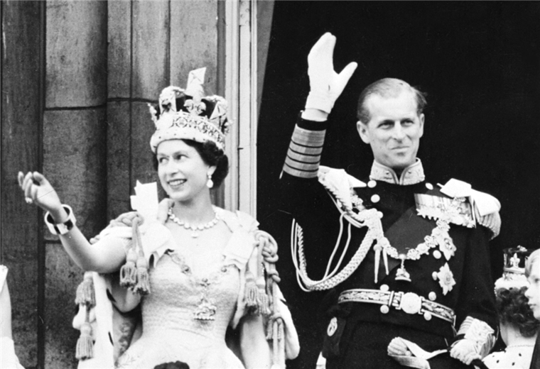 El príncipe Felipe y la reina Isabel en 1953. Foto. AFP