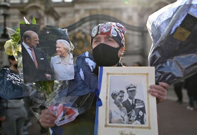 Foto: AFP / Británicos lloran la muerte del príncipe Felipe