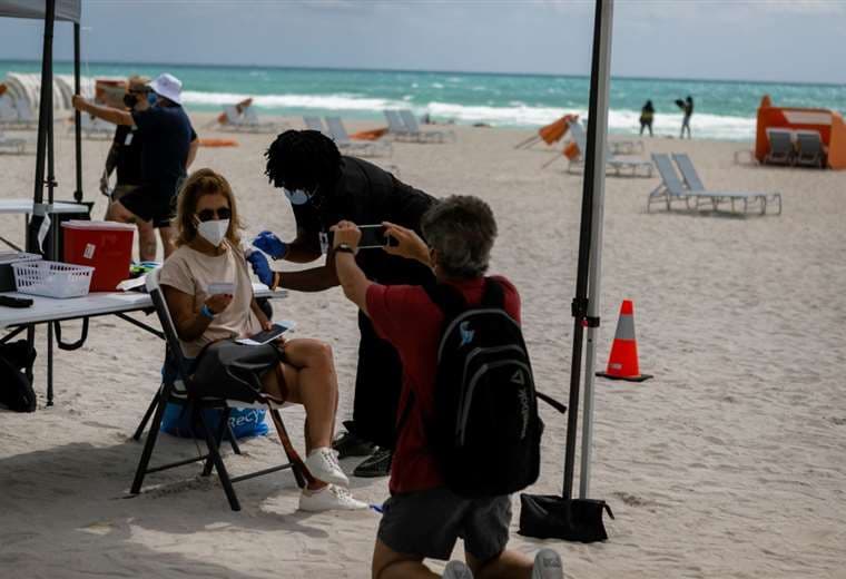 Vacunación en la playa de South Beach, Florida/Foto: AFP