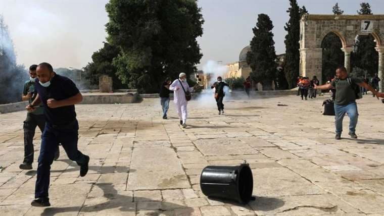 La policía de Israel lanzó bombas lacrimógenas y perdigone