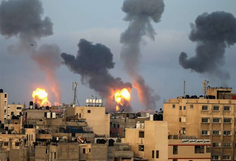 Misiles israelíes caen en medio de una zona habitada en Gaza, territorio palestino