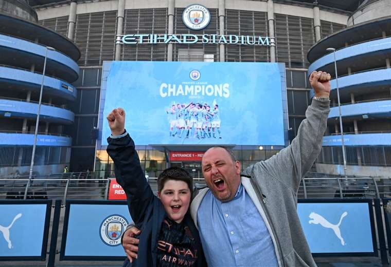 Fans del Manchester City celebran el nuevo título. Foto: AFP