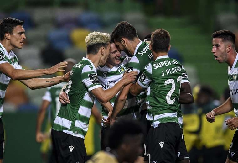 Todos abrazan a Paulinho, que fue el autor del único gol del partido. Foto: AFP