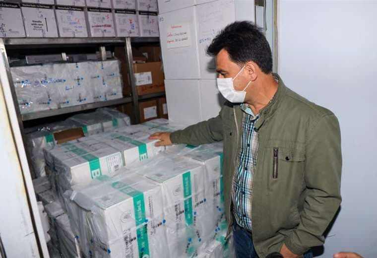 Santa Cruz recibió 68.400 dosis de vacunas anticovid 