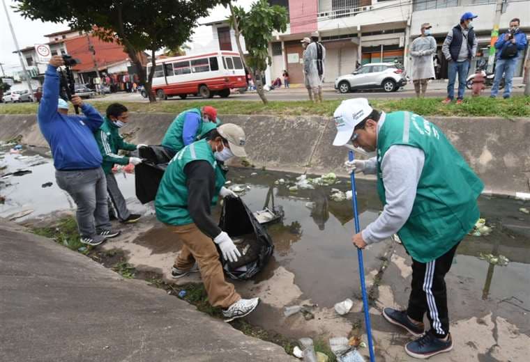 Alcalde participó en limpieza de canales con personas del albergue
