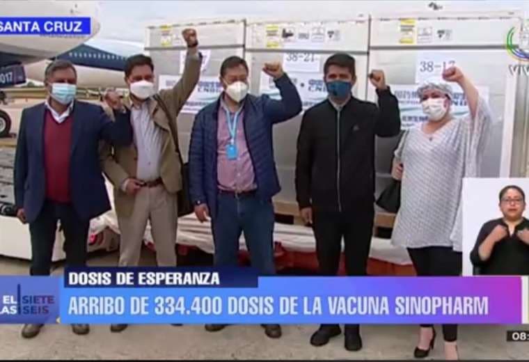 Arce y autoridades de gobierno reciben las nuevas dosis. Foto: Bolivia TV